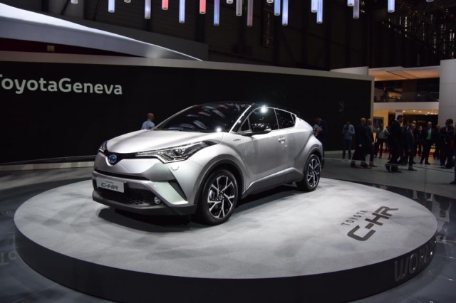 ตลาดรถยนต์ครอสส์โอเวอร์ทั่วโลกกำลังเติบโตอย่างก้าวกระโดด ซึ่งค่ายยักษ์ใหญ่อย่าง Toyota เฝ้ามองอยู่พักใหญ่ ก่อนจะเปิดตัว Toyota CH-R ว่าที่คู่แข่ง Honda HR-V, Mazda CX-3, Nissan Juke, Ford Ecosport ซึ่งเป็นการต่อยอดจาก Toyota CH-R Concept ที่เปิดตัวไปแล้ว