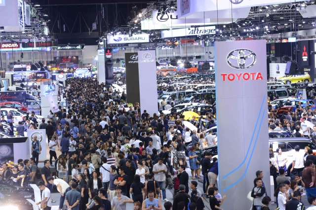 ปิดท้ายปลายปี ค่ายรถหรู, รถตลาด, รถจักรยานยนต์, ฟีล์มกรองแสง รวมอุปกรณ์เกี่ยวเนื่อง และแม้กระทั่งสถาบันการเงินที่มาอำนวยสะดวกภายในงาน MOTOR  EXPO 2016 พาเหรดกันลด แลก แจก แถม ฟรีดอก ฟรีดาวน์ ฟรีคนค้ำ !!!!