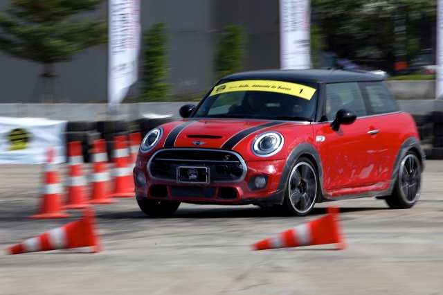 รอบพิเศษของโครงการ Skill Driving Experience จัดเต็มหลักสูตรการขับขี่ปลอดภัย ทั้งรถขับเคลื่อนล้อหน้า (MINI Cooper) ขับเคลื่อนล้อหลัง (Mercedes-Benz) และขับเคลื่อน 4 ล้อ (Subaru) เพื่อการบังคับควบคุมรถแต่ละประเภทอย่างเข้าถึง