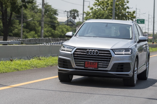 วิธีการสังเกตป้ายแดงที่ออกให้โดยกรมการขนส่งทางบกอย่างถูกต้องตามกฎหมาย สามารถสังเกตไดโดยดูที่ตัวแผ่นป้ายแดงต้องมีตัวย่อนูน ขส ที่มุมด้านล่างขวา มีลายน้ำตราเครื่องหมายราชการกรมการขนส่งทางบก (รูปมาตุลีเทพบุตรขับรถเทียมม้า) ปรากฏในแผ่นป้ายทะเบียนรถ ซึ่งเป็น