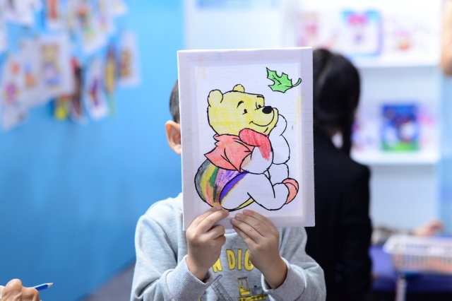 ชมนิทรรศการภาพวาดของเยาวชนที่เป็นสมาชิกชมรม